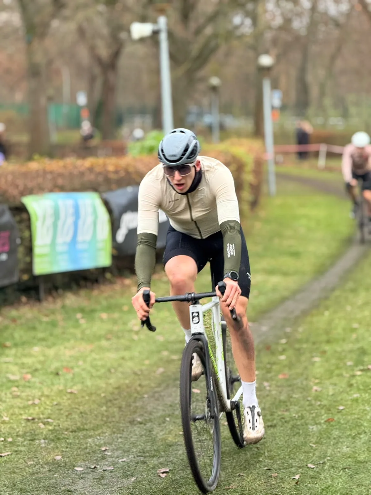 Radfahrerin vollständig auf dem Rennrad