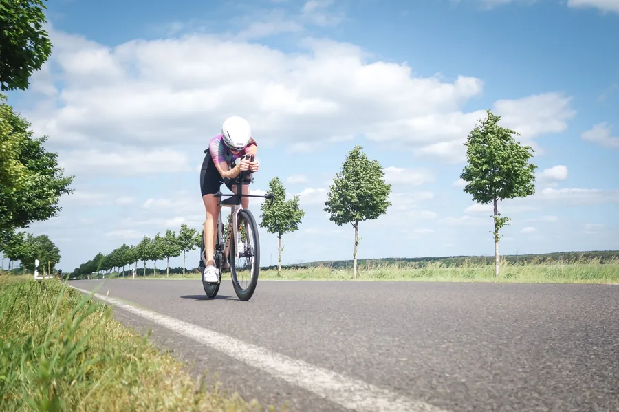 Triathletin auf dem Zeitfahrrad