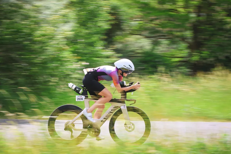 Triathletin auf dem Zeitfahrrad