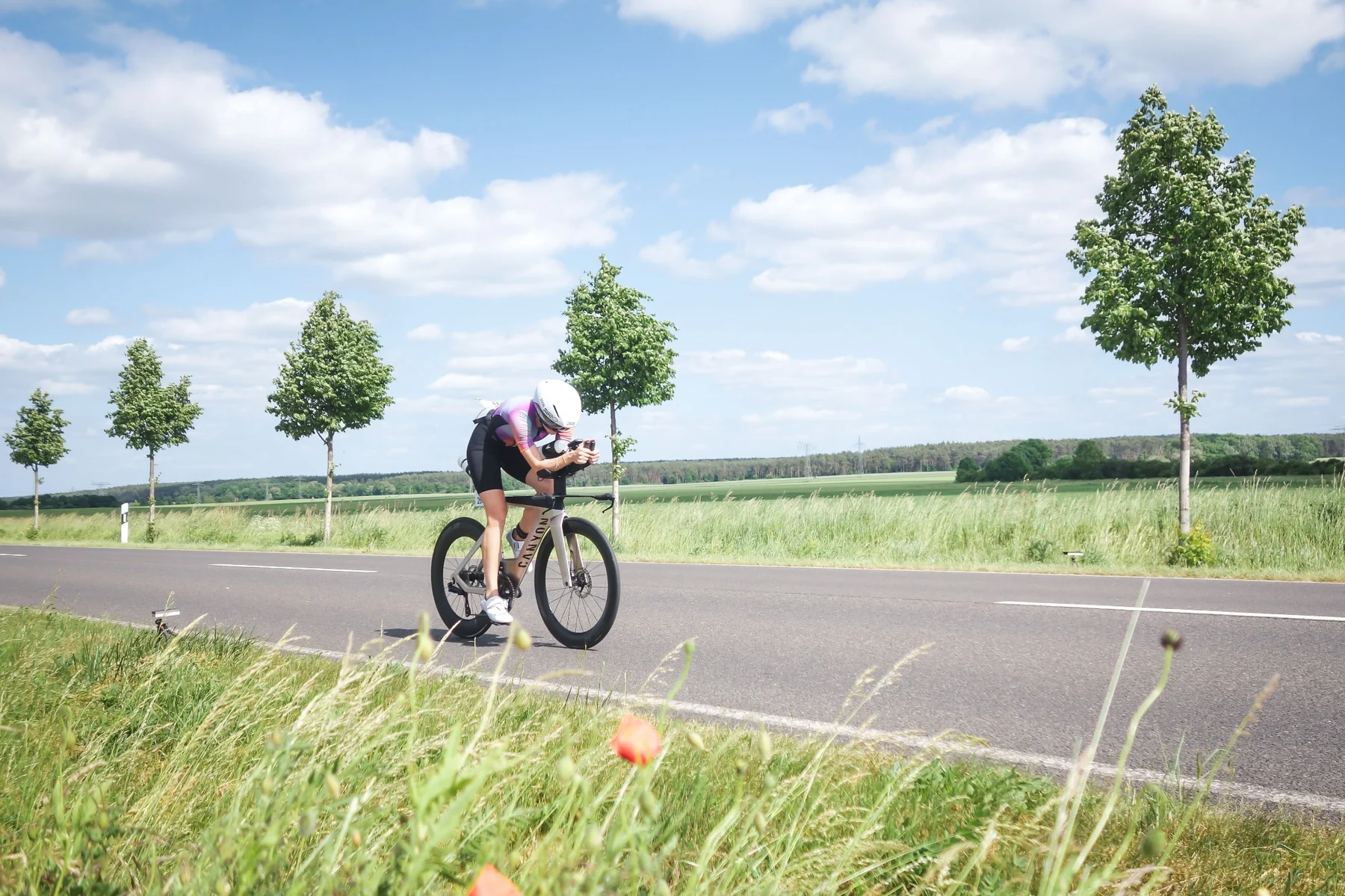 Triathletin auf dem Zeitfahrrad auf der Straße