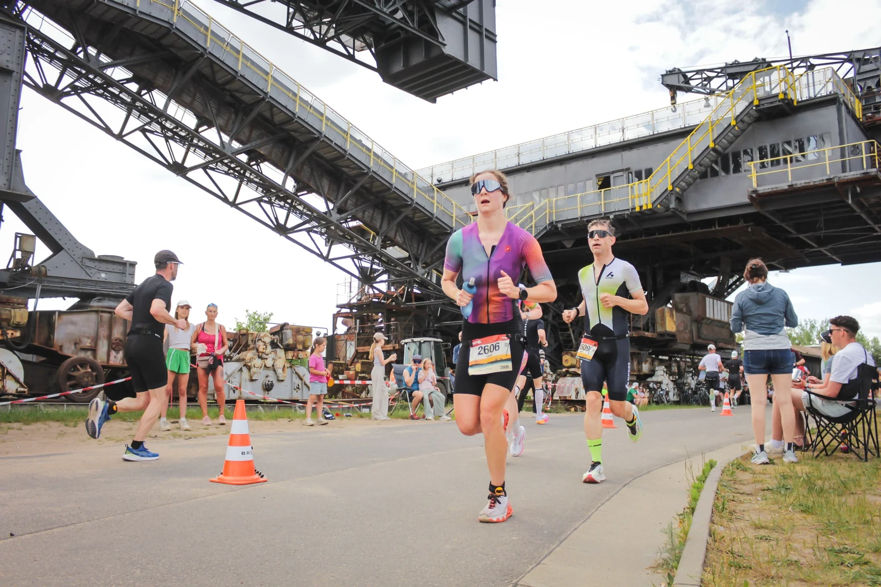 Triathletin auf der Laufstrecke im Wettkampf