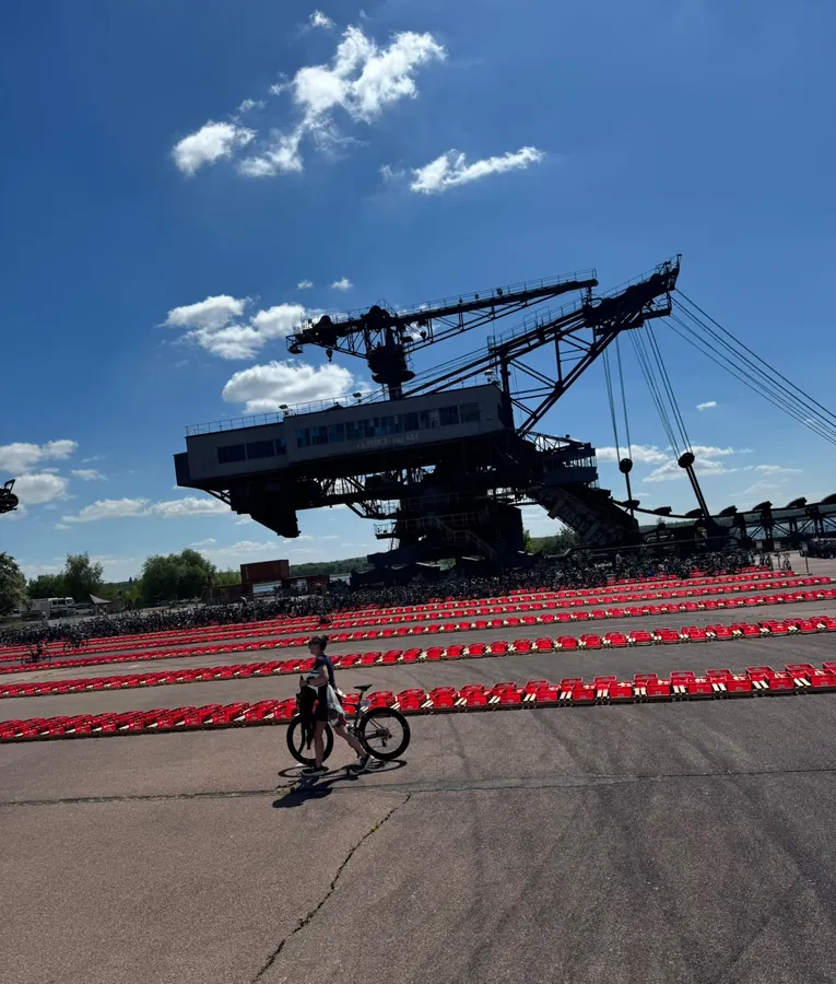 Triathlon-Wettkampfumfeld mit Fahrrad