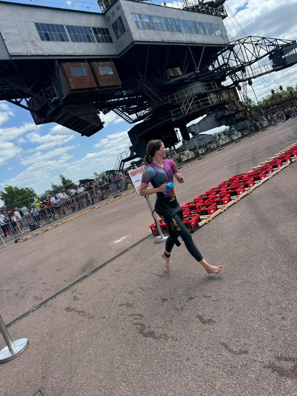 Triathletin beim Lauf nach dem Schwimmen